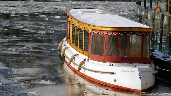 Amsterdam frozen canals, salonboat
