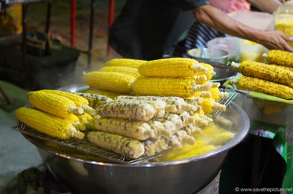 Fresh steamed corn at the Lamai night market