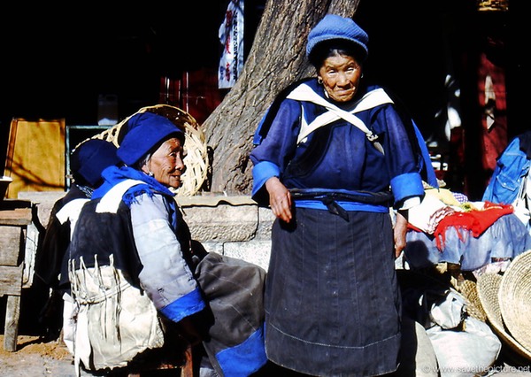 Lijiang Ladies posing