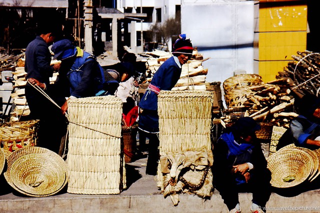 Lijiang Naxi women transporters