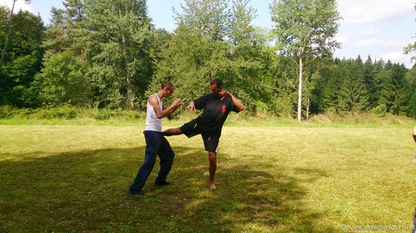 Taikiken open air dojo, Roberto explaining his kyokushin lowkick