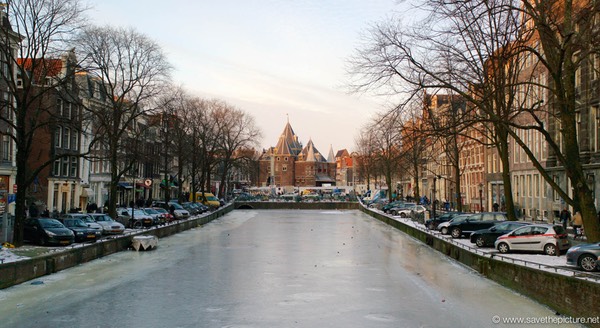 Frozen canals, De Waag