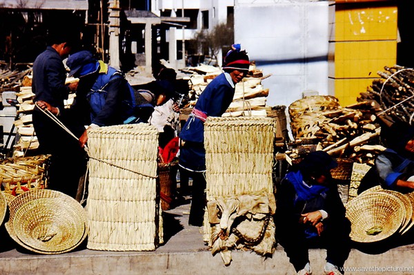 Lijiang Naxi women transporters