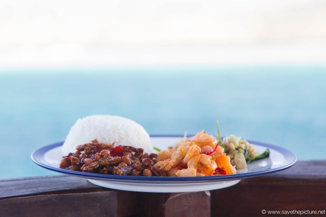 Flores cruise seafood luch with a tropical view