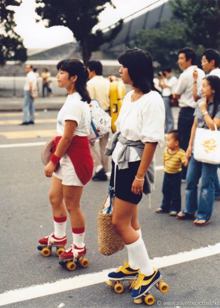 Tokyo Yoyogi park rollerskate girls