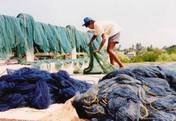 Sri Lanka catamaran art, drying the fishingnets